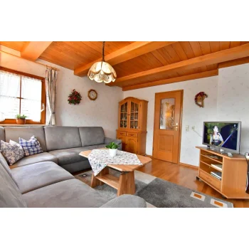 Ferienhaus Müllerbauernhof Schwarzwald großzügiges Wohnzimmer mit Flachbild-TV