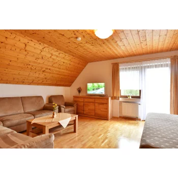 Wohnzimmer mit sideboard und Zusatzbett aus Echtholz