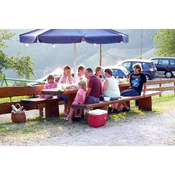 Sitzgruppe im Freien zum Grillen