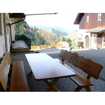 Überdachte Tischgruppe vor dem Haus