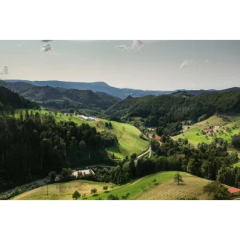 Panoramablick vom Müllerbauernhof ins Maisachtal