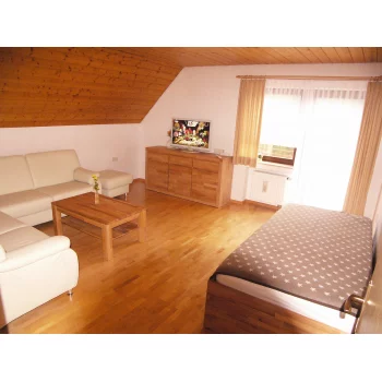 Wohnzimmer mit sideboard und Zusatzbett aus Echtholz